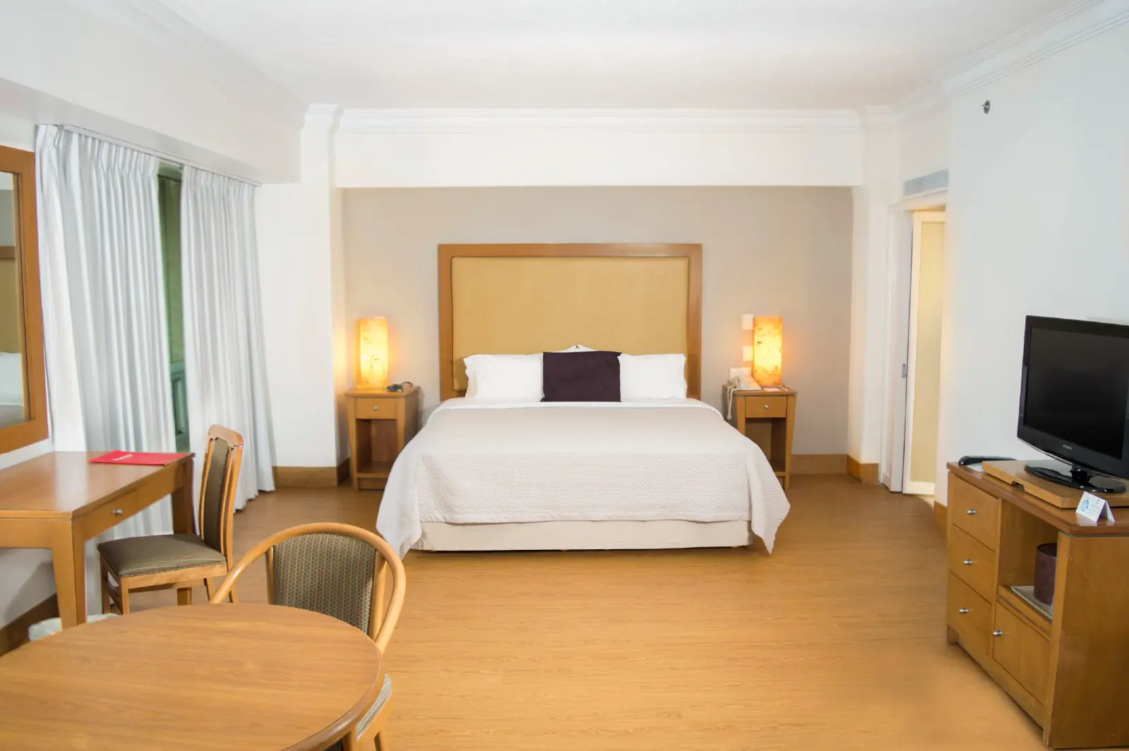 Habitación Deluxe XL con cama king, escritorio y comedor
