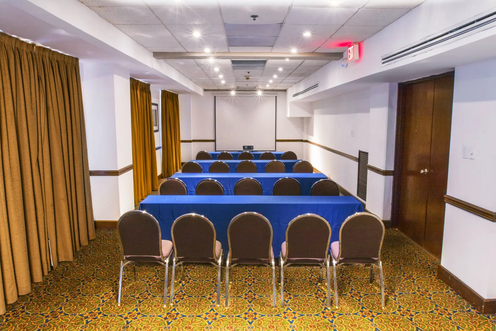 Salón del hotel montado para una reunión
