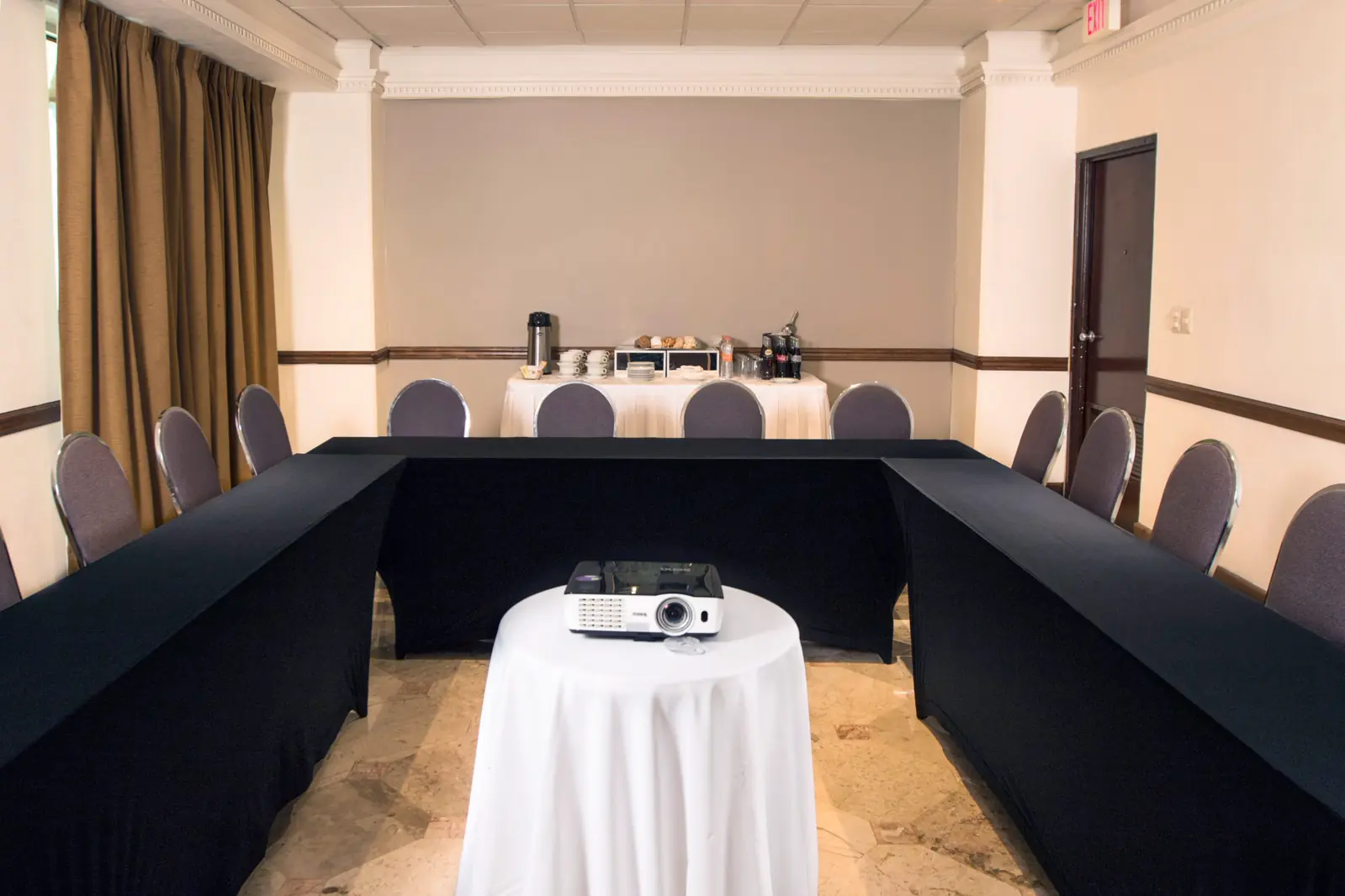 Salón del hotel preparado para un evento